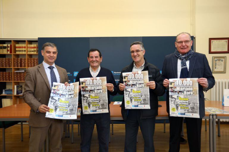 Imagen de la presentación de la carrera con Mariano Haro, segundo por la izquierda