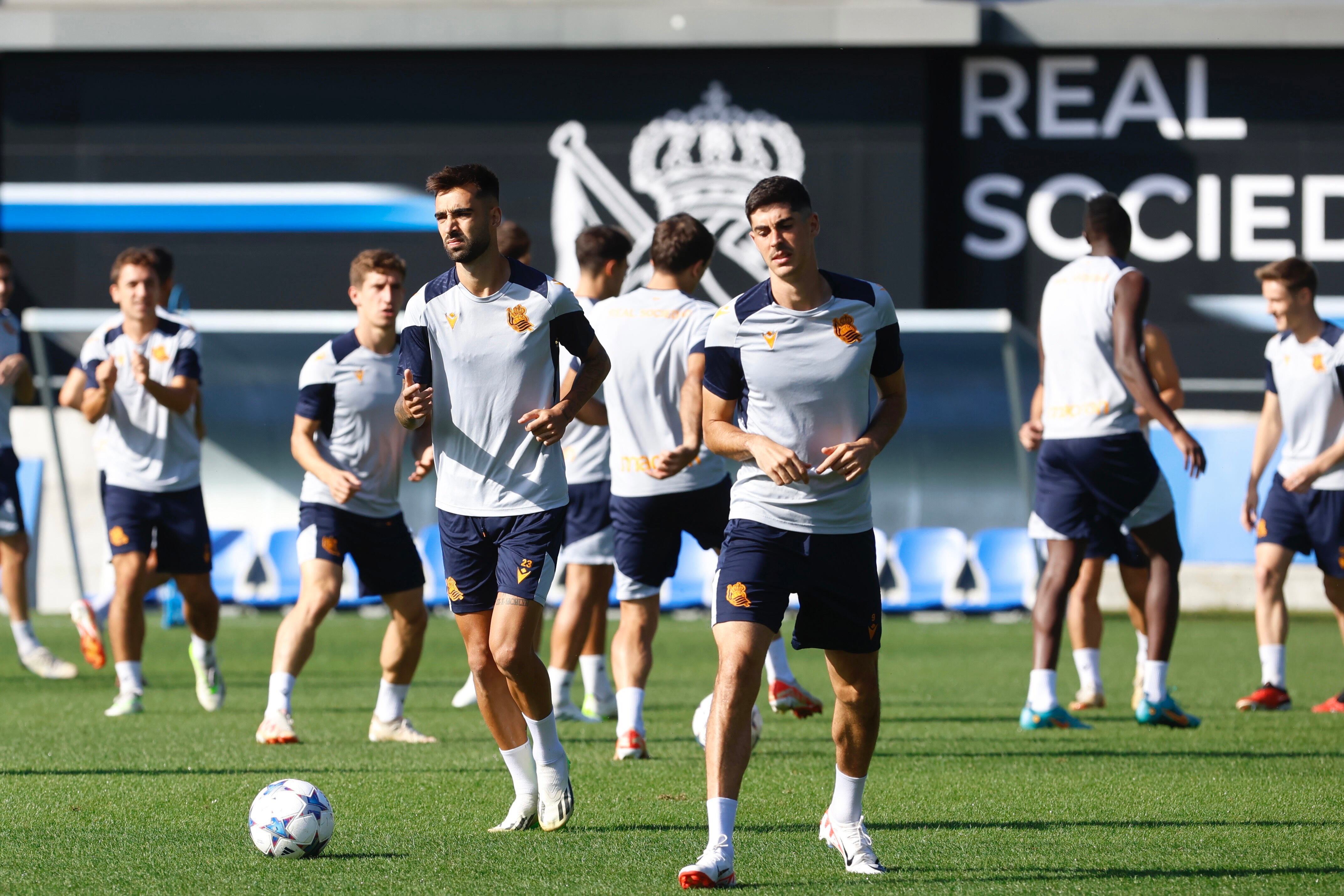 GRAFCAV4488. SAN SEBASTIÁN, 02/10/2023.- Entrenamiento de la Real Sociedad este lunes en la ciudad deportiva de Zubieta, previo al partido de Champions League que mañana disputarán en Austria contra el RB Salzburg. EFE/Javi Colmenero
