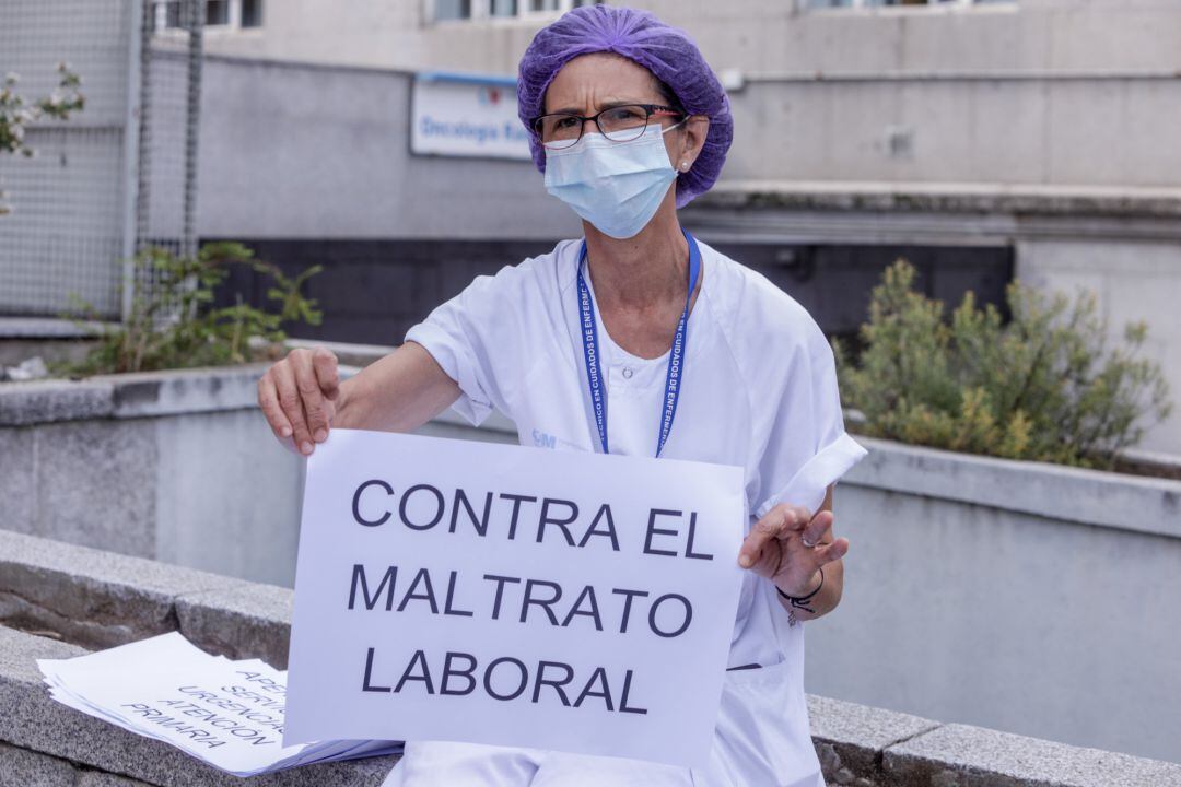 Una trabajadora sanitaria sostiene una pancarta como signo de protesta "contra el maltrato laboral" en una concentración frente al Hospital Clínico San Carlos, en Madrid (España), a 15 de septiembre de 2020. La movilización es una de las convocadas para e
