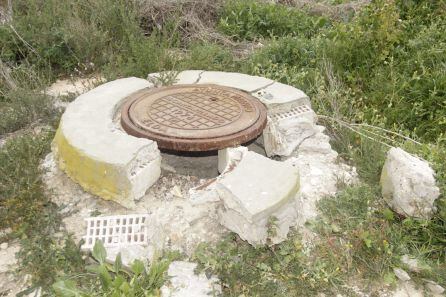 La boca del alcantarillado se encuentra cerca de un local de juegos para niños