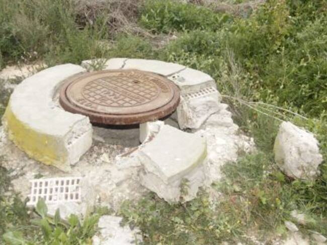 La boca del alcantarillado se encuentra cerca de un local de juegos para niños