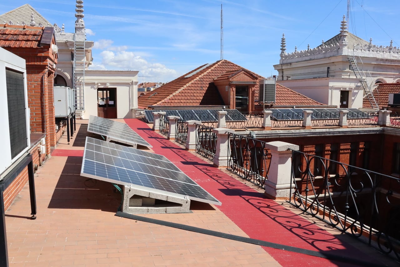 Placas solares en la azotea de la Casas Consistorial de Valladolid