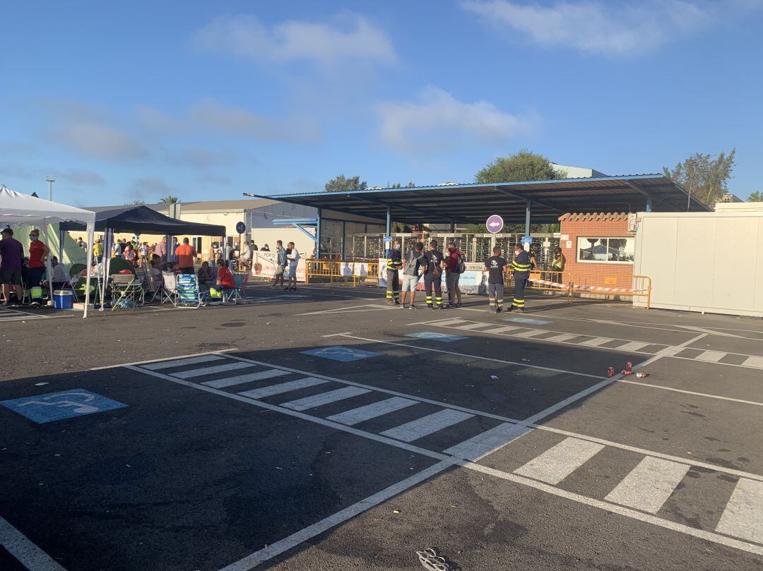 Trabajadores de la industria auxiiar, concentrados en el parking de Navantia Puerto Real 