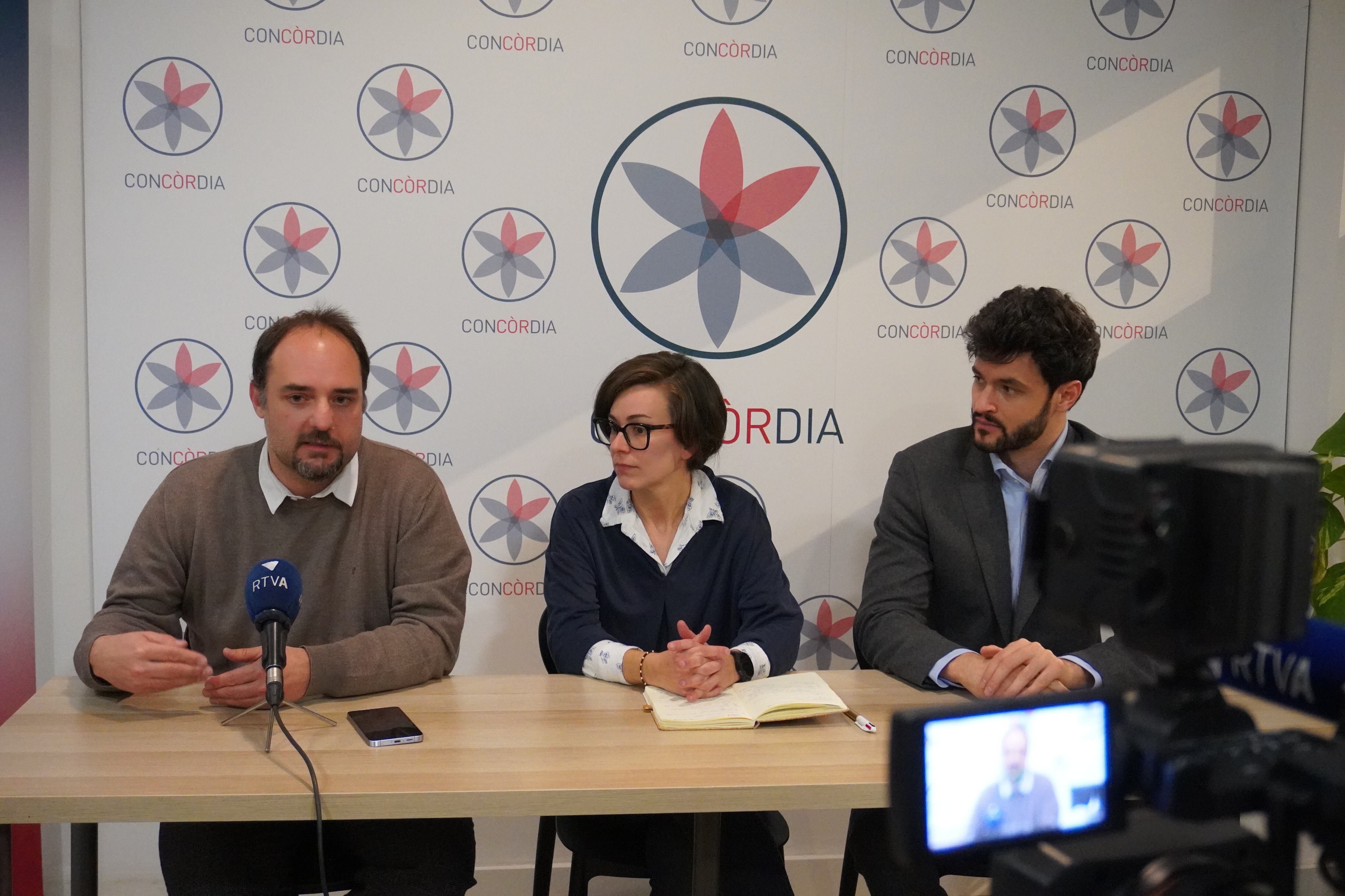 Ramon Tena, Núria Segués i Cerni Escalé durant la roda de premsa per explicar el posicionament de Concòrdia sobre la crisi a la majoria del comú d'Escaldes.