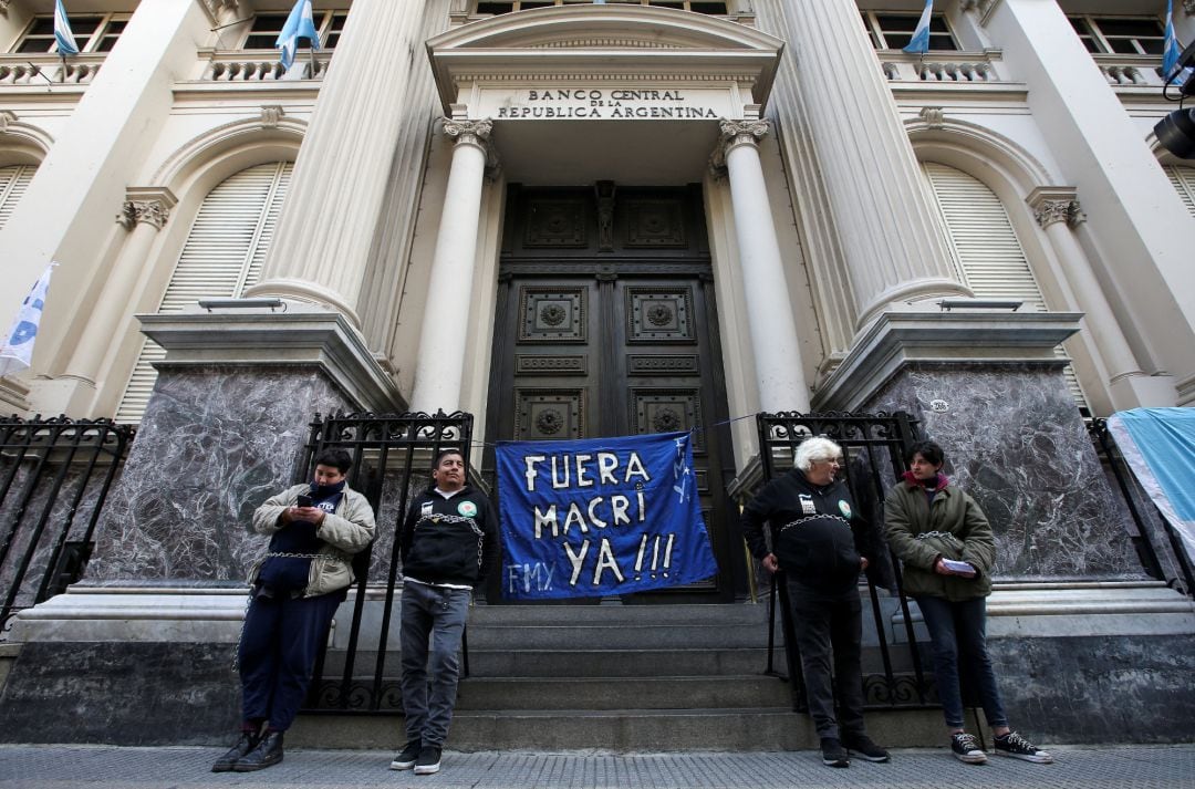 Protestas contra Macri frente al Banco Central argentino.