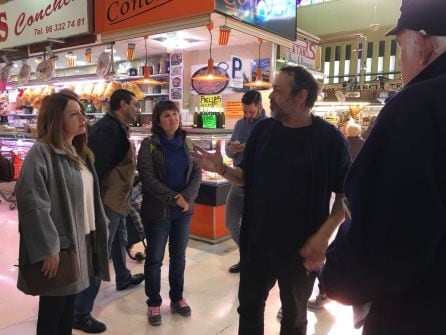 Ramón Cabrera guía a los consumidores por los puestos del Mercado de Ruzafa