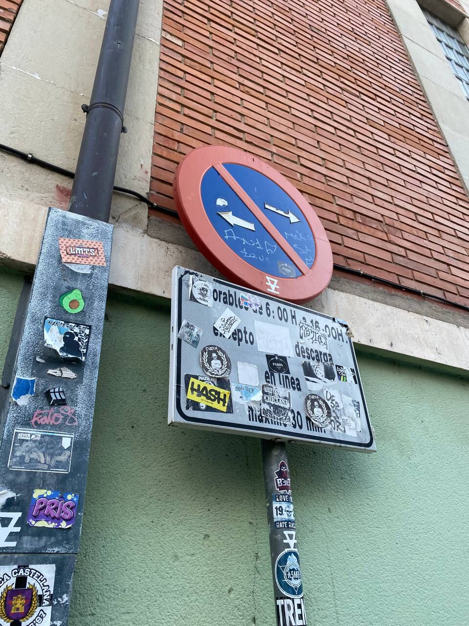 Vox denuncia el 'vandalismo gráfico' en las señales de tráfico como esta en la Plaza Hortelanos