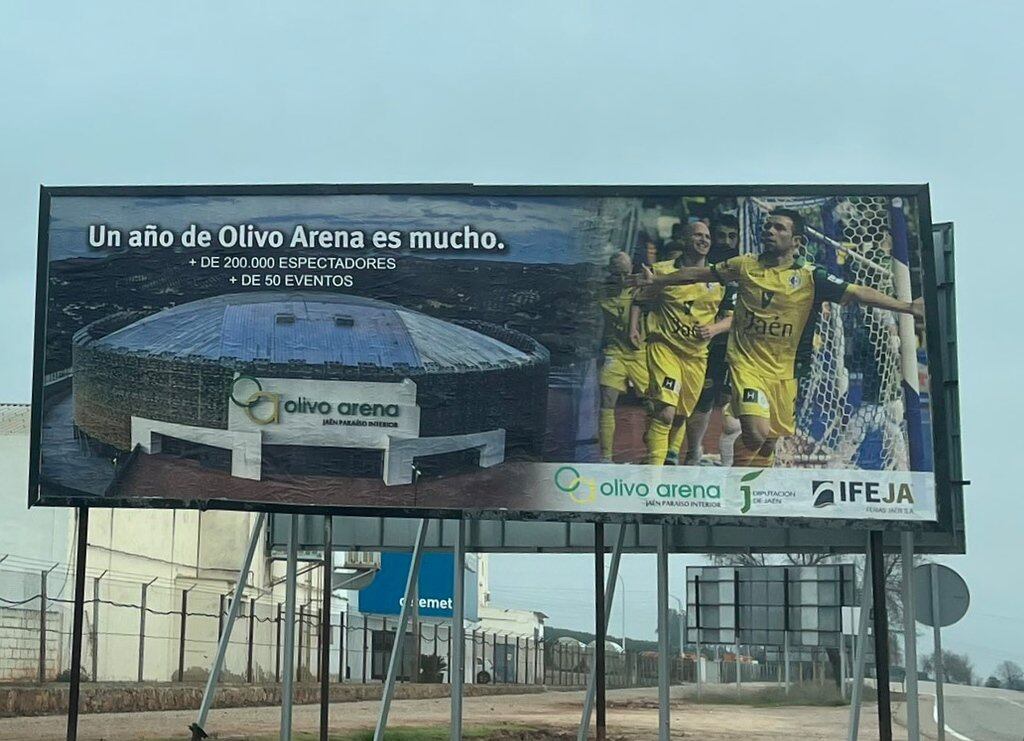 Cartel del Olivo Arena de Linares antes de ser retirado.