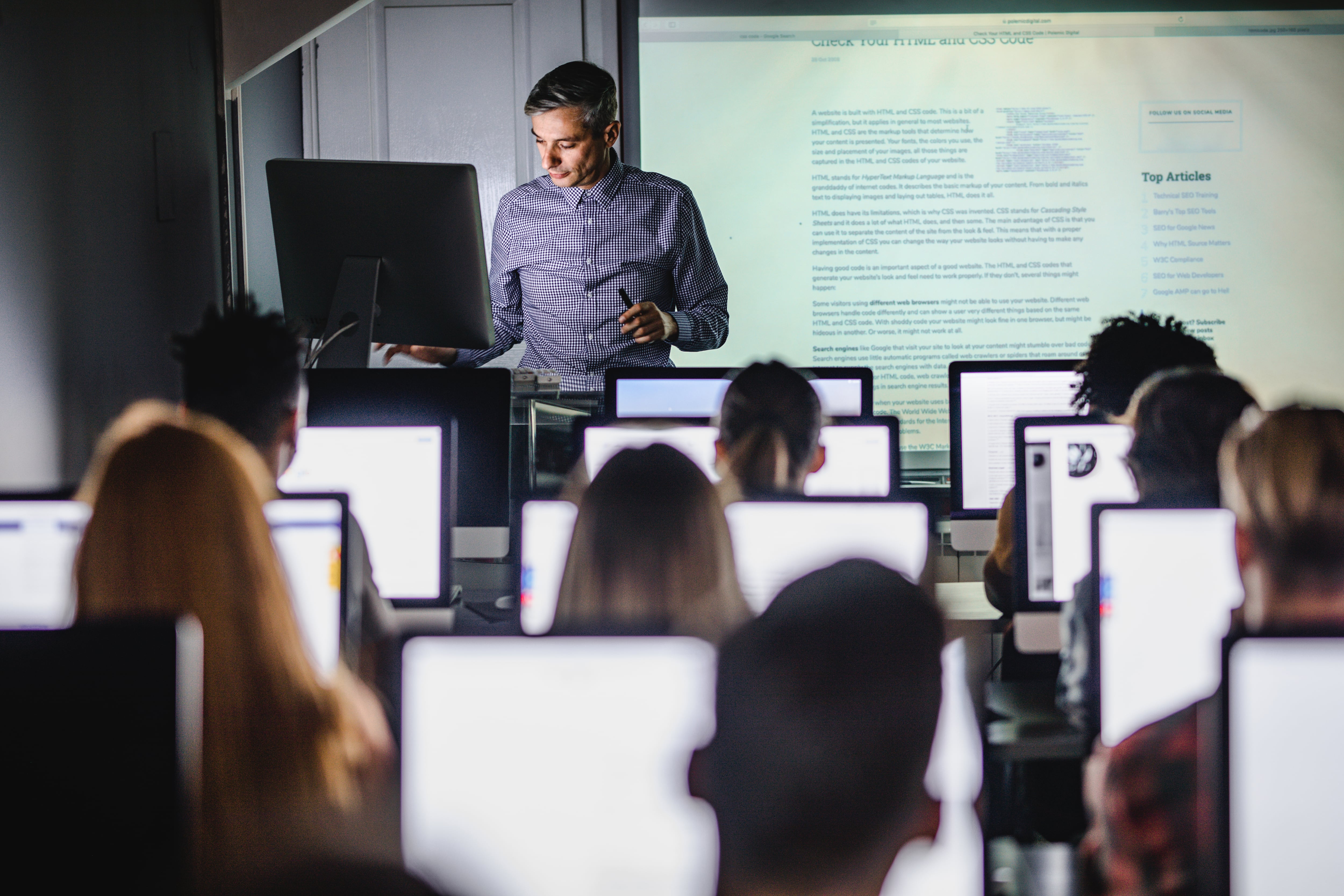 Un profesor de informática en clase con sus alumnos.