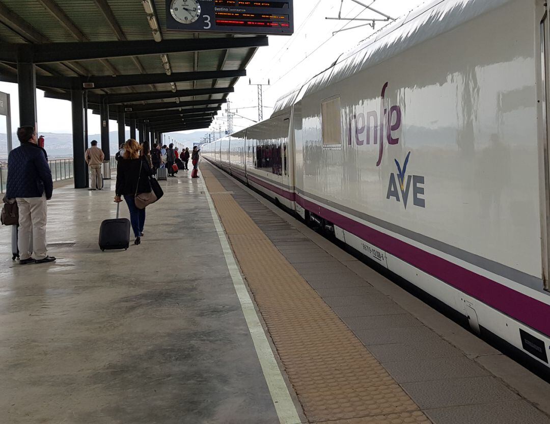 AVE en la estación de Antequera-Santa Ana