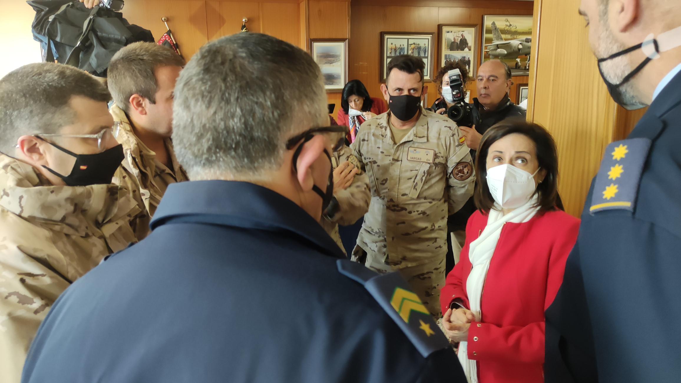 La ministra de Defensa, hablando con el personal de la Base Aérea de Los Llanos