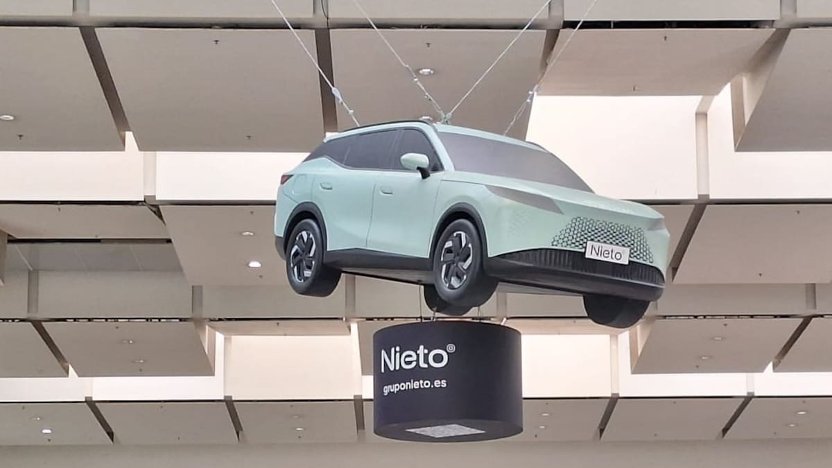 Grupo Nieto exhibe en Málaga un coche suspendido en el aire como símbolo de su nueva estrategia en movilidad