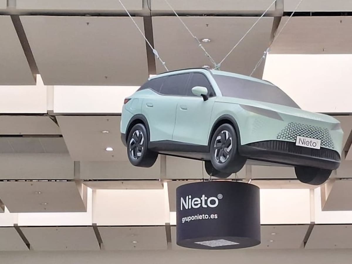 Grupo Nieto exhibe en Málaga un coche suspendido en el aire como símbolo de su nueva estrategia en movilidad