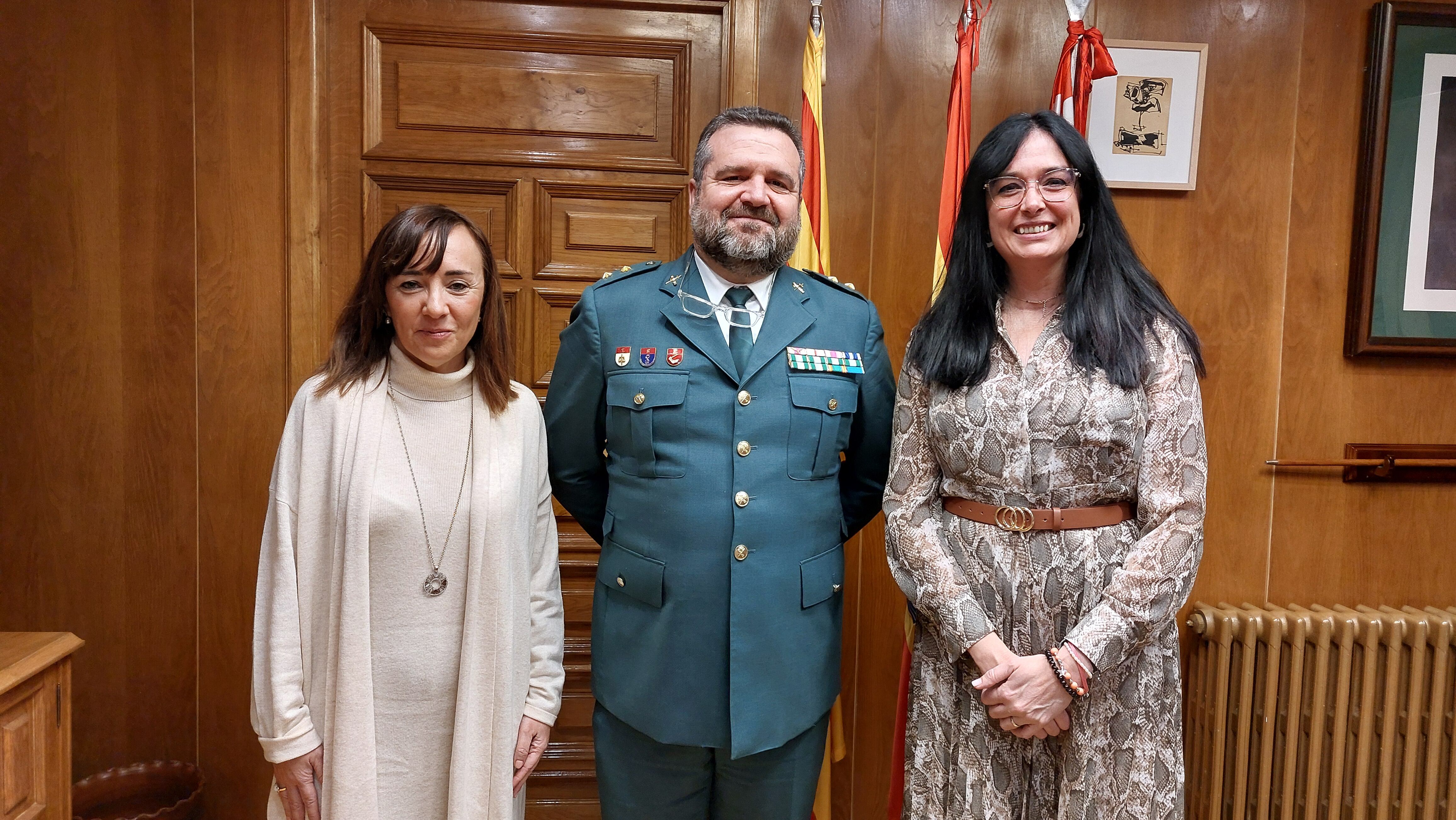 Reunión entre la alcaldesa de Huesca, el teniente coronel de la Guardia Civil y la concejala de Seguridad Ciudadana