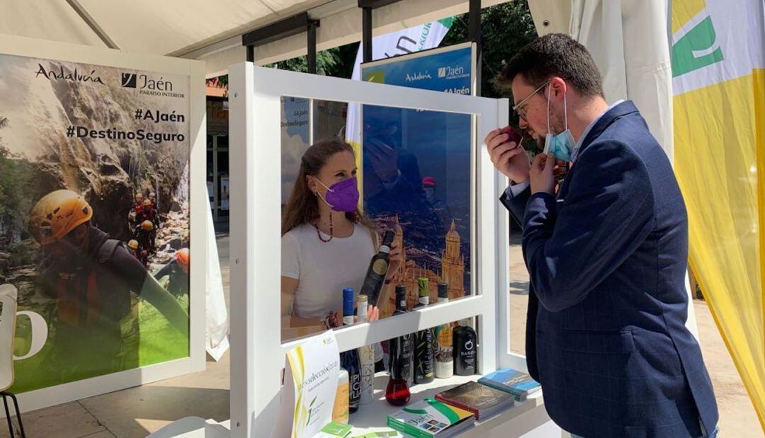 El diputado de Promoción y Turismo, Francisco Javier Lozano, huele un aceite en el stand Jaén, Paraíso Interior.