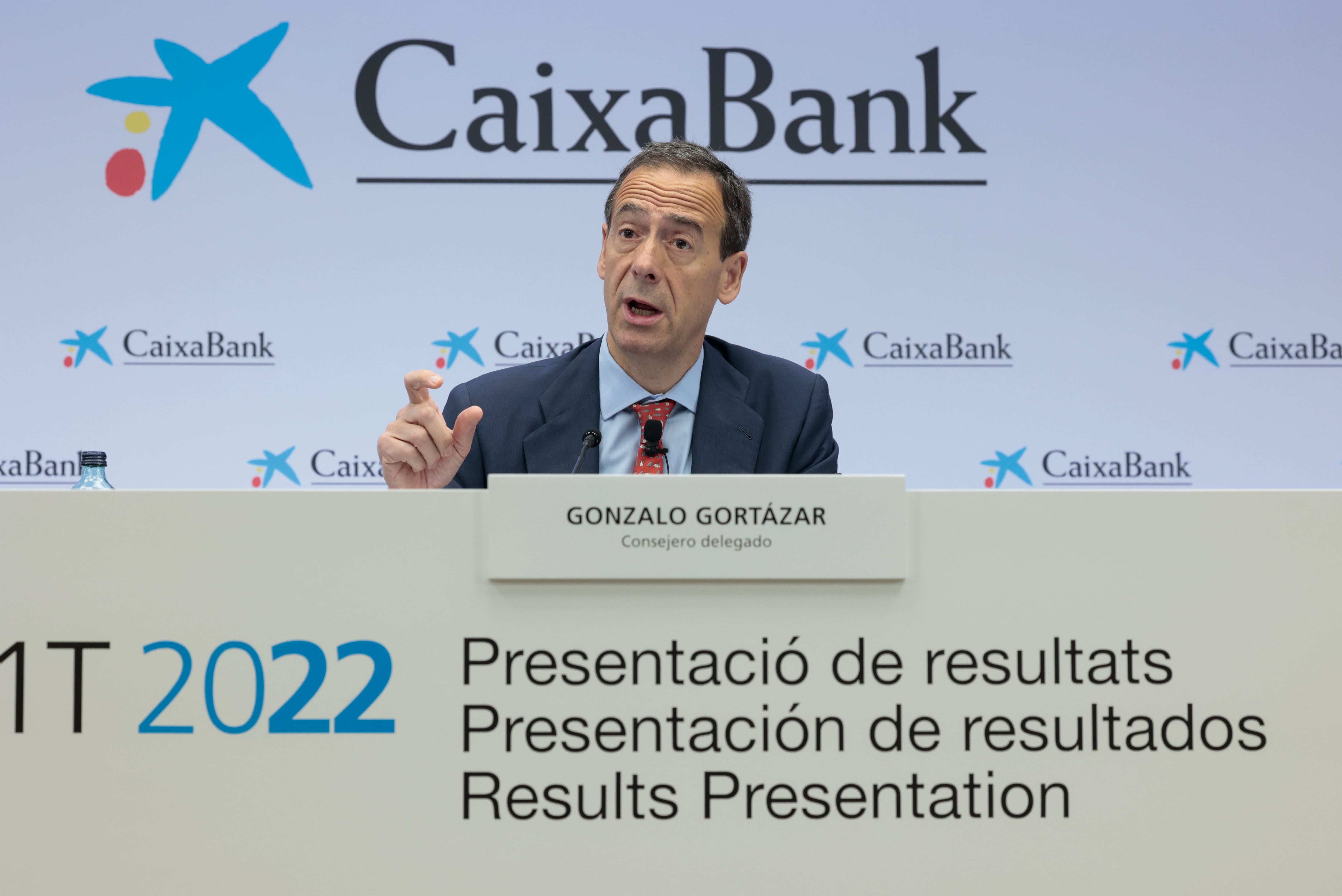 El consejero delegado de CaixaBank, Gonzalo Gortázar, durante la presentación este viernes en la sede social de la entidad de los resultados correspondientes al primer trimestre de 2022.