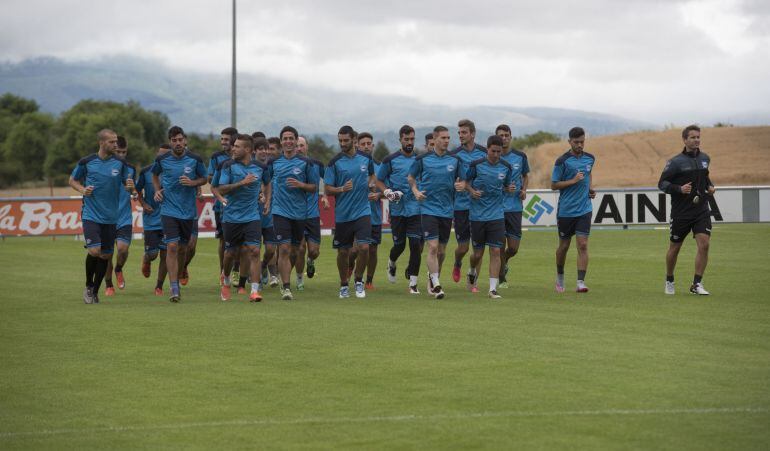 Los jugadores del Deportivo Alavés durante el primer entrenamiento de pretemporada 2016-2017, que ha tenido lugar en Vitoria.