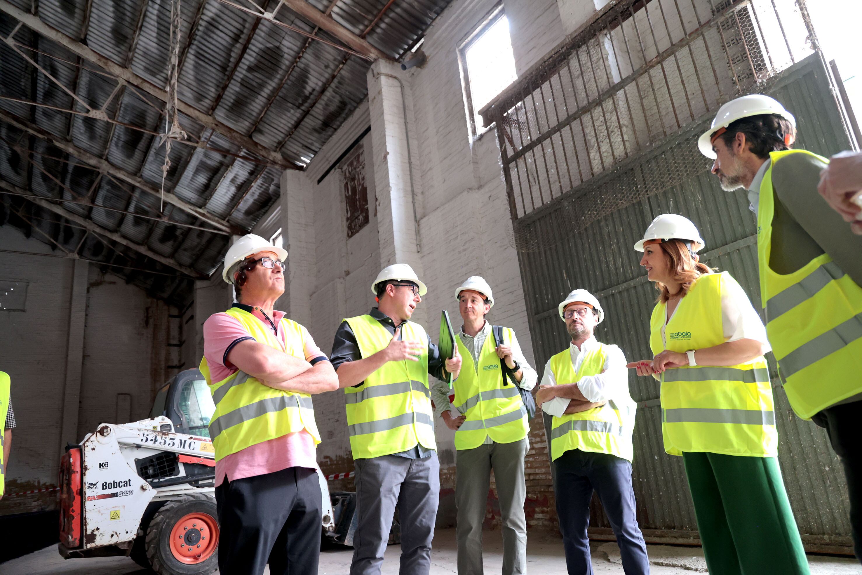 La alcaldesa de Valencia, María José Catalá, visita los trabajos del futuro Centro de Artes Escénicas Cabanyal-Canyameral.