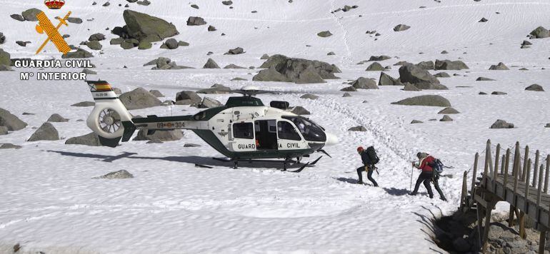 El helicóptero de la Guardia Civil recogió al montañero junto al refugio Elola (Zapardiel de la Ribera)