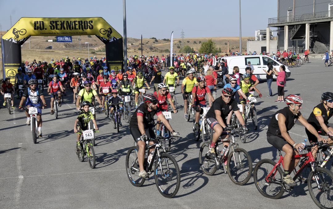 Salida del Día de la Bicicleta de Segovia 2018 en el Centro Comercial Luz de Castilla