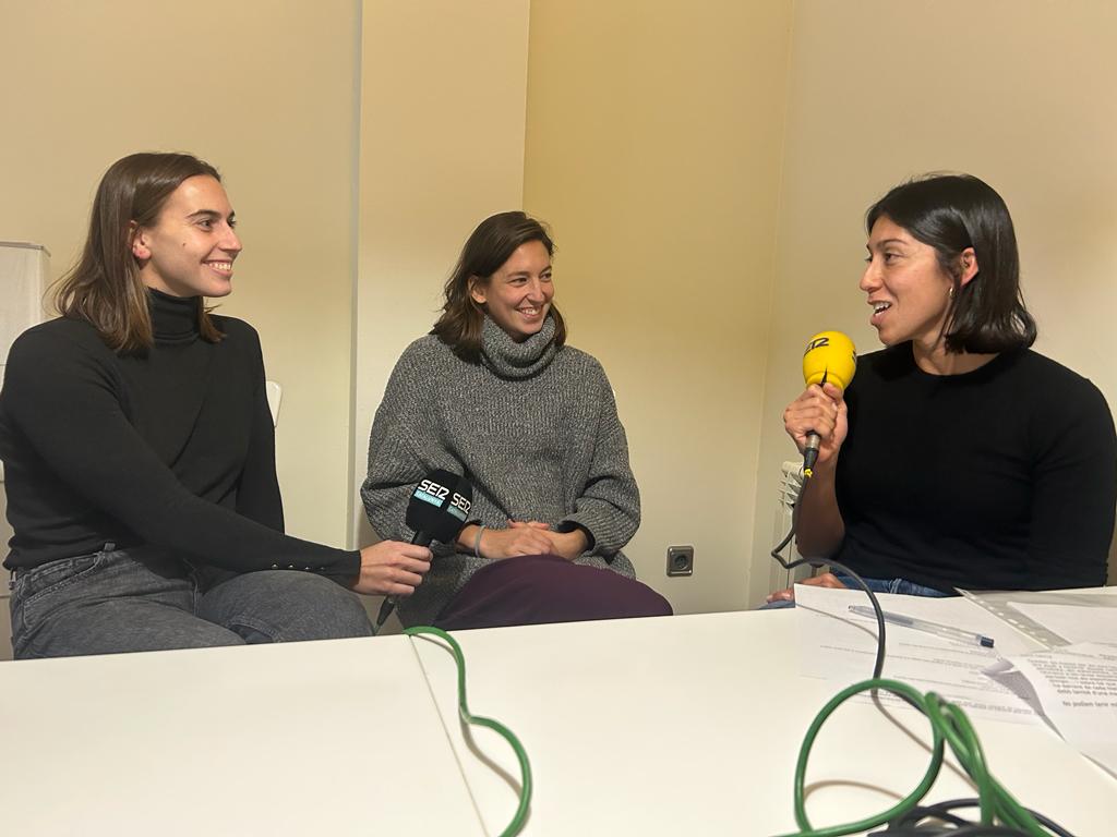 La waterpolista y periodista Mati Ortiz, junto con sus compañeras Laura Ester y Bea Ortiz (Cadena SER).