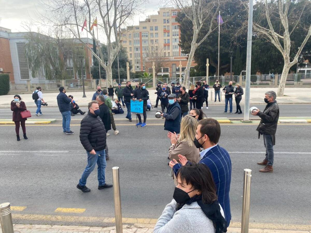 Hosteleros de Cartagena reciben con una cacerolada e insultos a los diputados en la Asamblea Regional