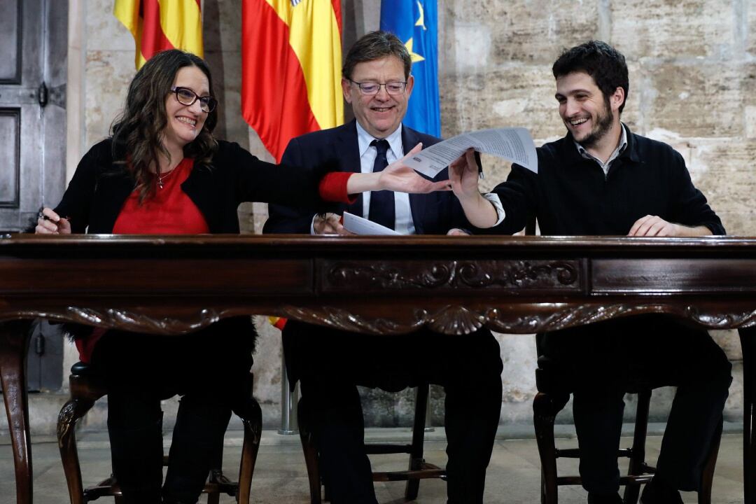 El president de la Generalitat, Ximo Puig (PSPV), la vicepresidenta del Consell, Mónica Oltra (Compromís), y el líder de Podem en la Comunitat, Antonio Estañ, como representantes del pacto del Botànic, durante la firma del proyecto presupuestario en un ac