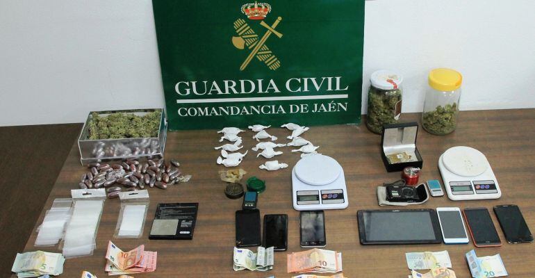 Material incautado por la Guardia Civil.