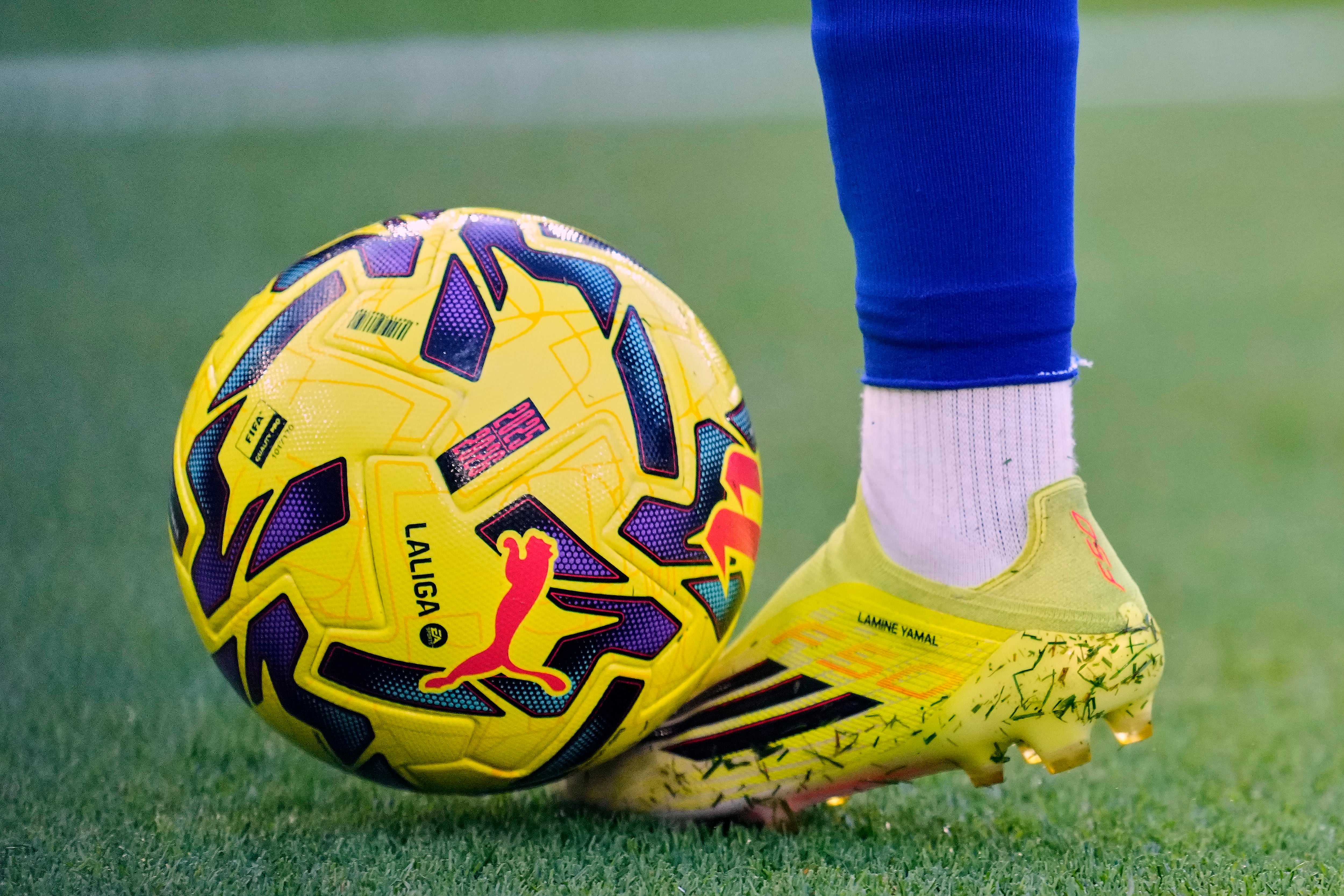 Detalle de Lamine Yamal con el balón de LaLiga