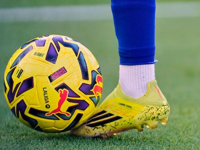 Detalle de Lamine Yamal con el balón de LaLiga