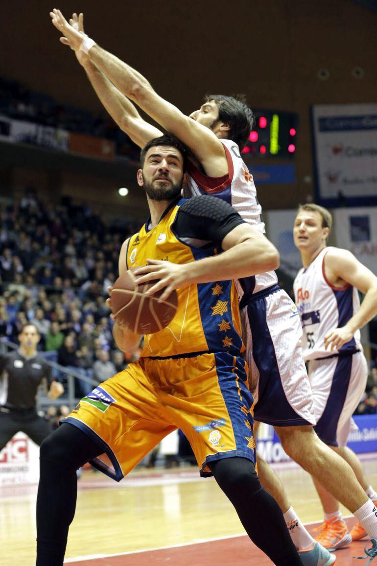 GRA422. SANTIAGO DE COMPOSTELA, 07/02/2015.- El alero del Rio Natura Alberto Corbacho (d) intenta taponar al pivot montenegrino del Valencia Basket Bojan Dubljevic durante el partido de la vigésima jornada de la liga ACB de baloncesto que se disputa esta tarde en el pabellón multiúsos de Sar,en Santiago de Compostela. EFE/Lavandeira jr