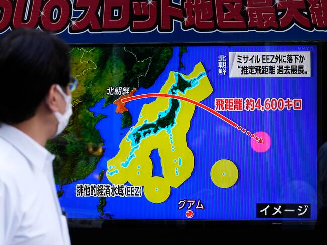 Un ciudadano japonés observa las noticias sobre el lanzamiento de un misil norcoreano al norte del archipiélago nipón en Tokyo.