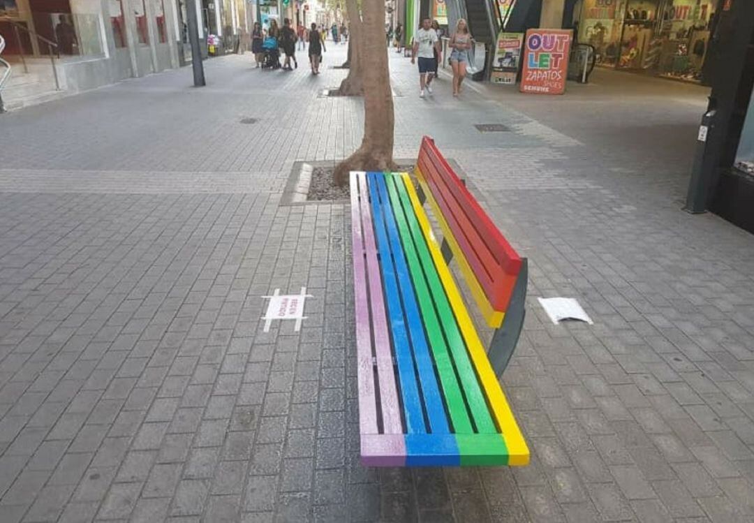 Banco arcoiris en la Calle Real, Arrecife.