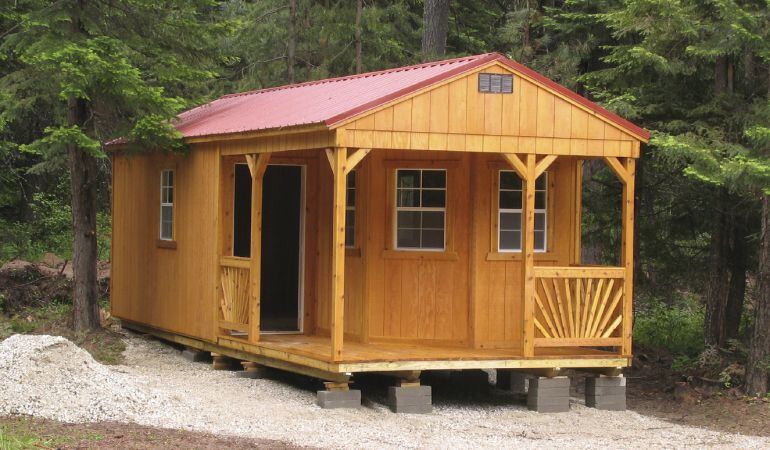 Una casa de madera en el campo.