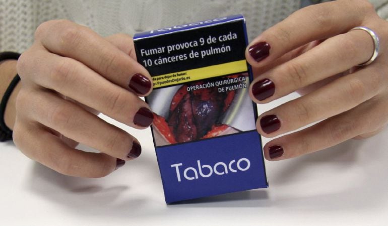 Las tabaqueras comienzan a adaptar el etiquetado de cigarrillos y tabaco para liar y para pipa de agua y tendrán hasta el 20 de mayo de 2017 para cumplir la norma europea que prioriza las advertencias sanitarias, con fotos impactantes, que cubrirán el 65%