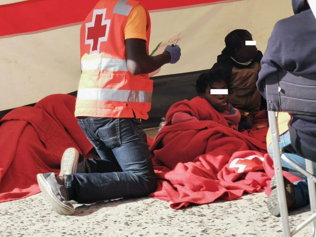 Dos de los menores rescatados atendidos por Cruz Roja en Arrecife.