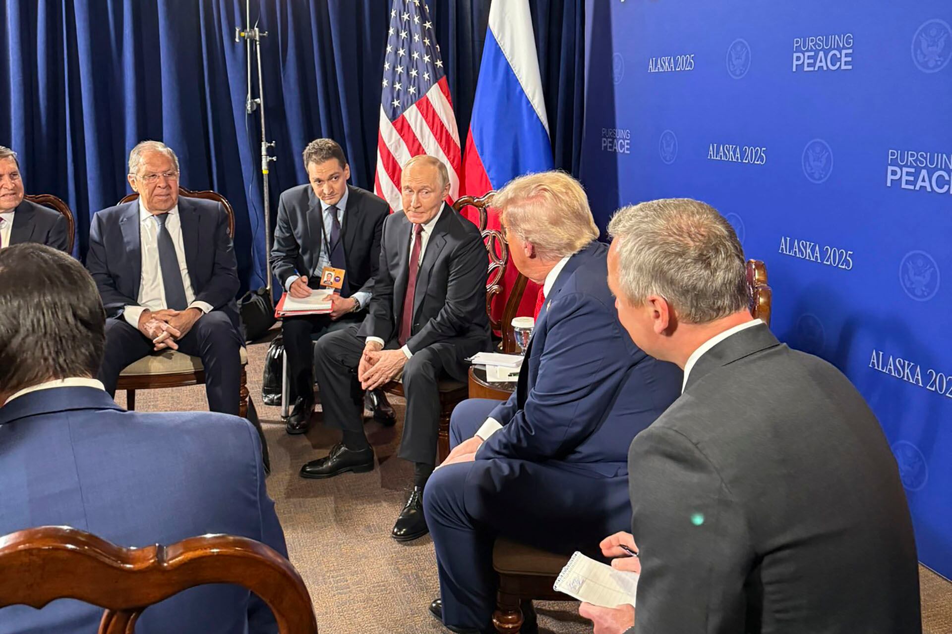 El presidente estadounidense, Donald Trump, y su homólogo, Vladímir Putin, comenzaron su reunión a puerta cerrada bajo el lema "Persiguiendo la Paz", acompañados de sus respectivas delegaciones de alto nivel y no en privado, como la Casa Blanca sugirió días antes.