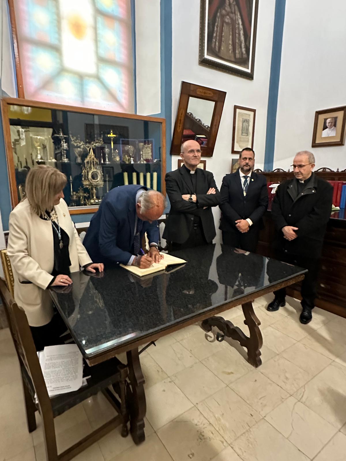 Firma en el libro de honor