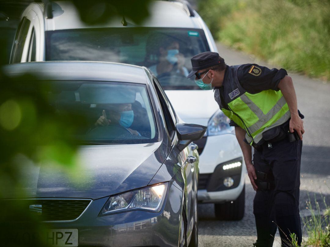 La Policía Nacional verifica los vehículos durante un control de movilidad realizado en Pamplona, Navarra, España, a 8 de mayo de 2020