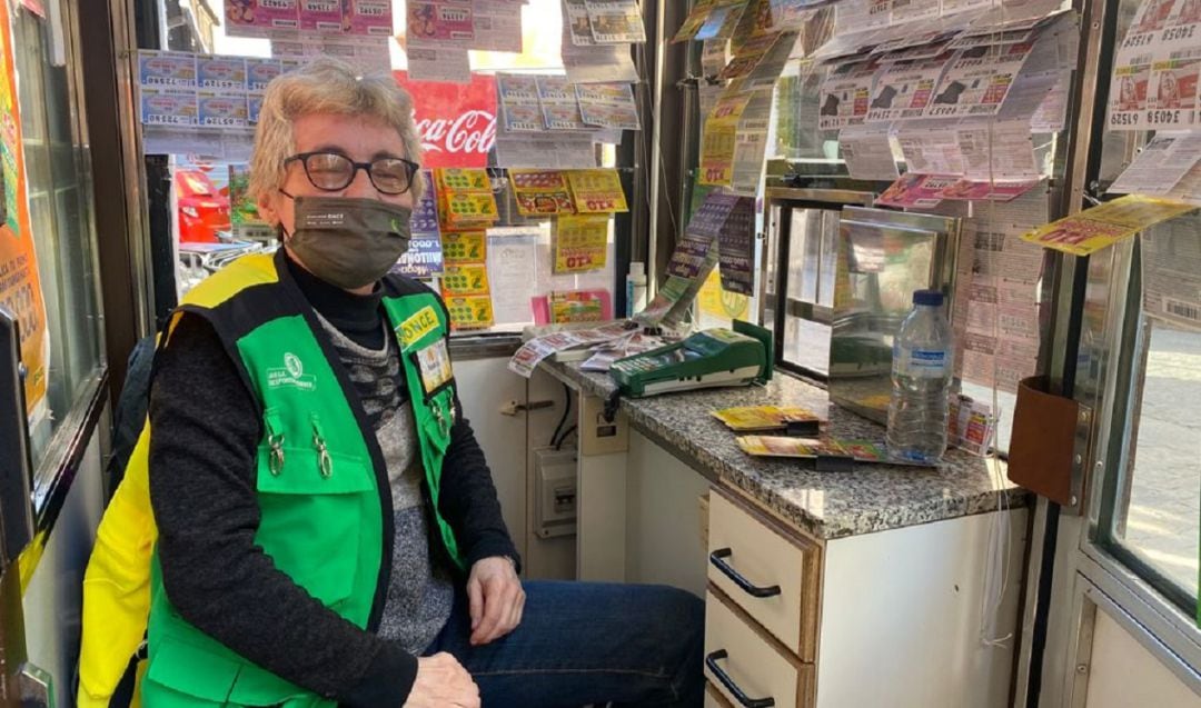 Rosalía lleva muchos años vendiendo cupones en la calle Isilla