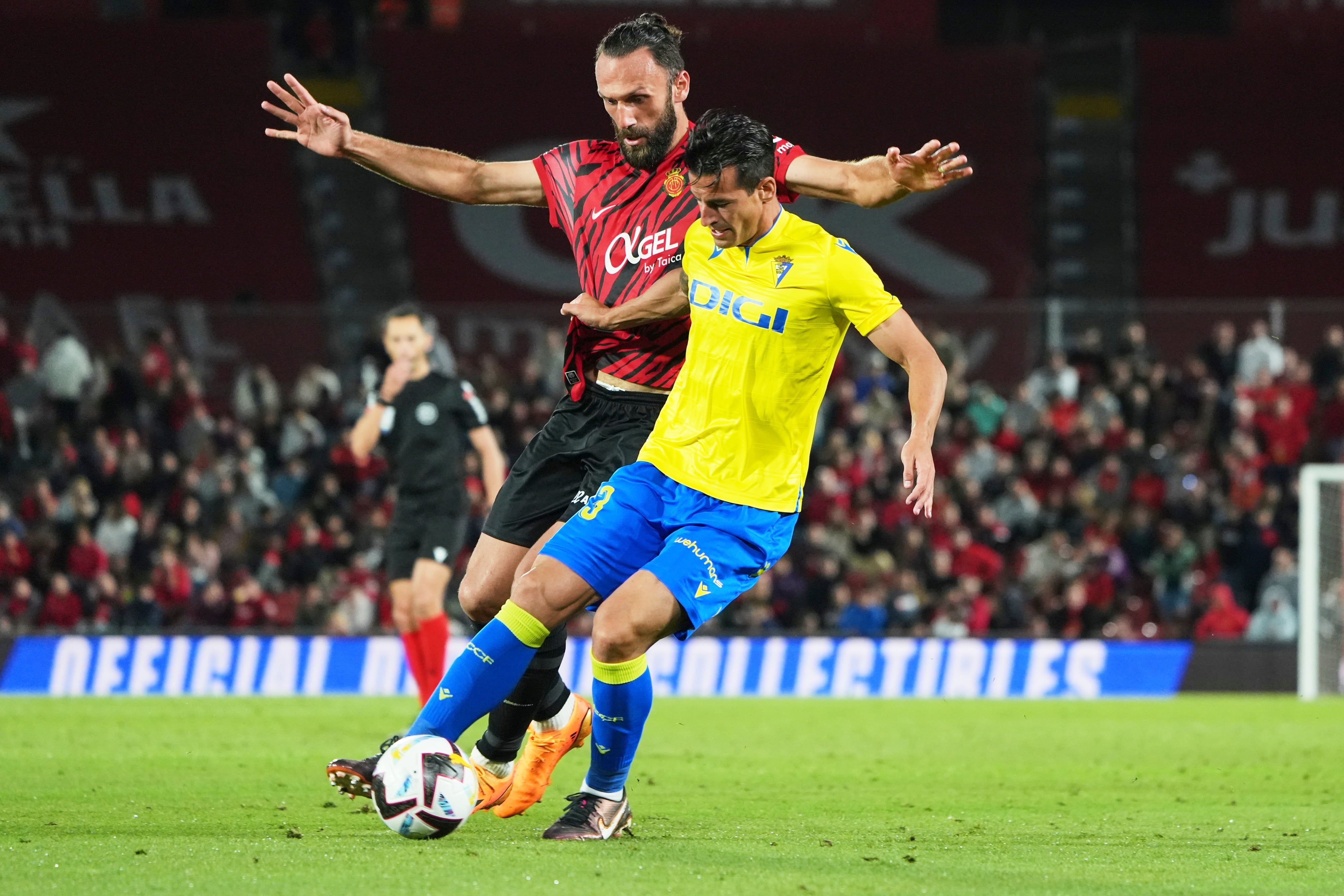 Muriqi y Hernández pugnan por un balón en un partido de la pasada temporada.