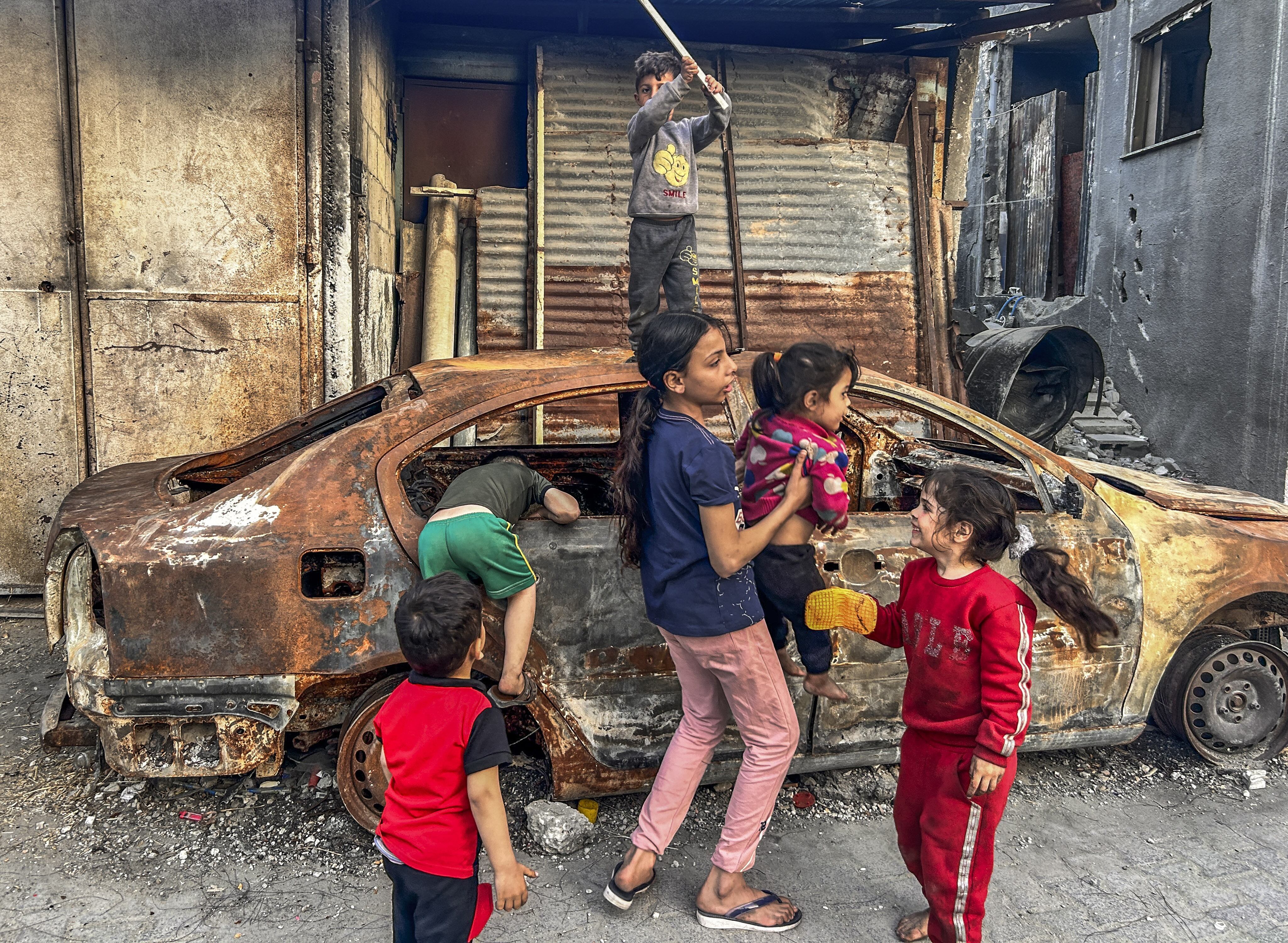 Un grupo de niños, en las calles destruidas de Gaza. (Photo by Mahmoud Issa/Anadolu via Getty Images)