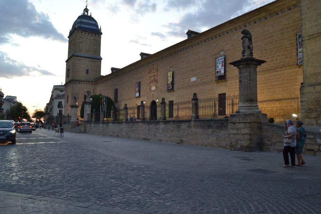 Fachada principal del Hospital de Santiago