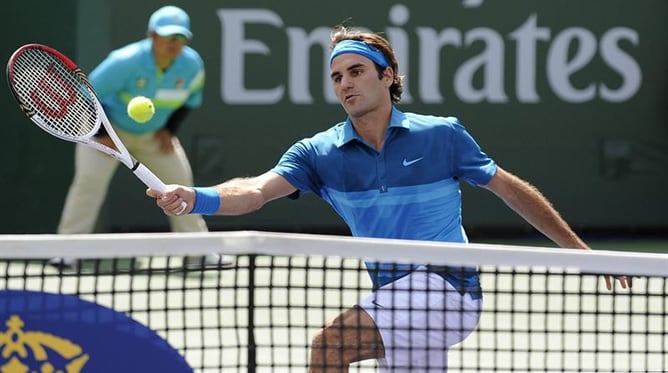 Roger Federer devuelve la bola al argentino Juan Martín Del Potro