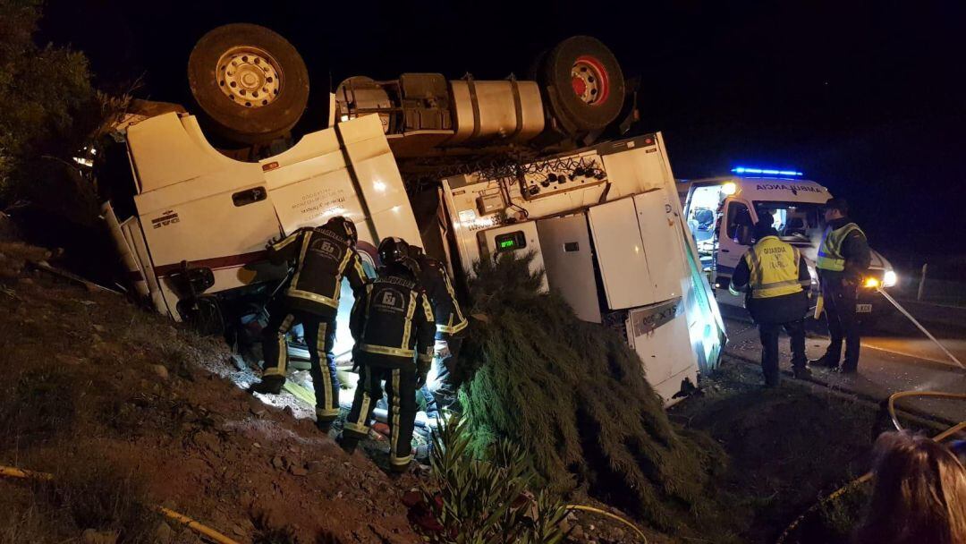 Bomberos, sanitarios y Guardia Civil en el  lugar del siniestro