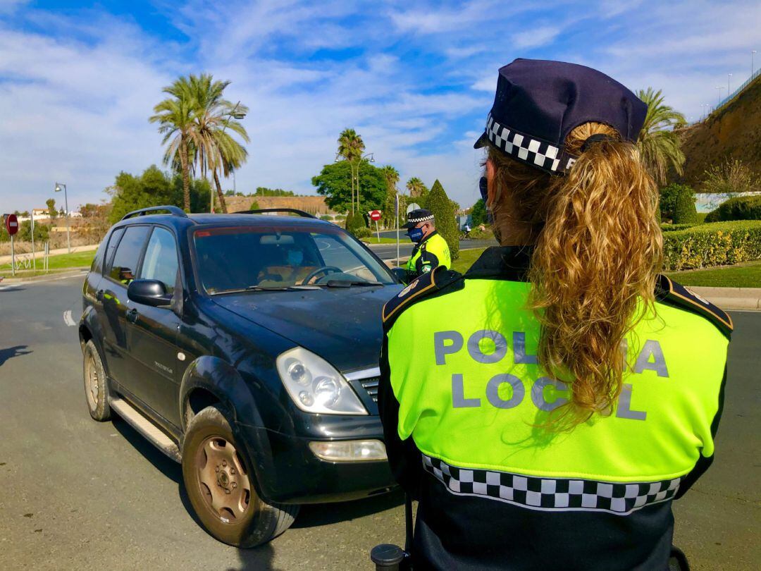 Control de la policía local en Alcalá Guadaíra, que estará confinada perimetralmente a partir de este miércoles y hasta el 10 de febrero.