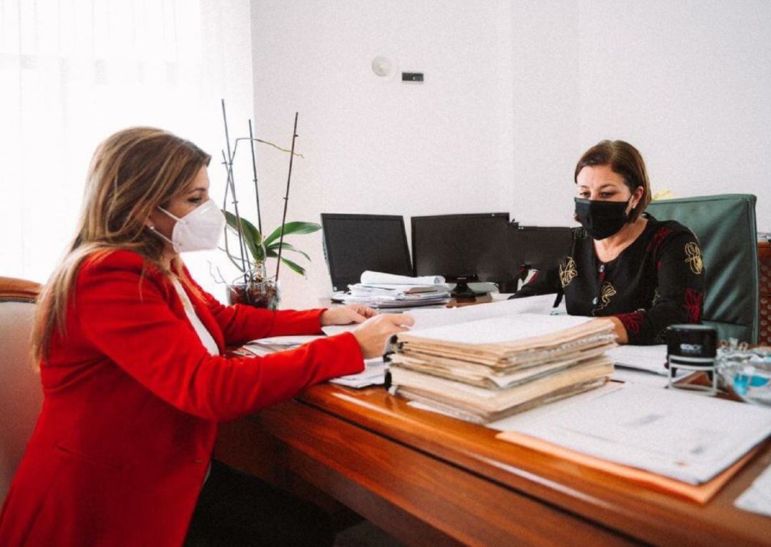 La alcaldesa de Arrecife, Ástrid Pérez, y la concejal de Bienestar Social, María Jesús Tovar.