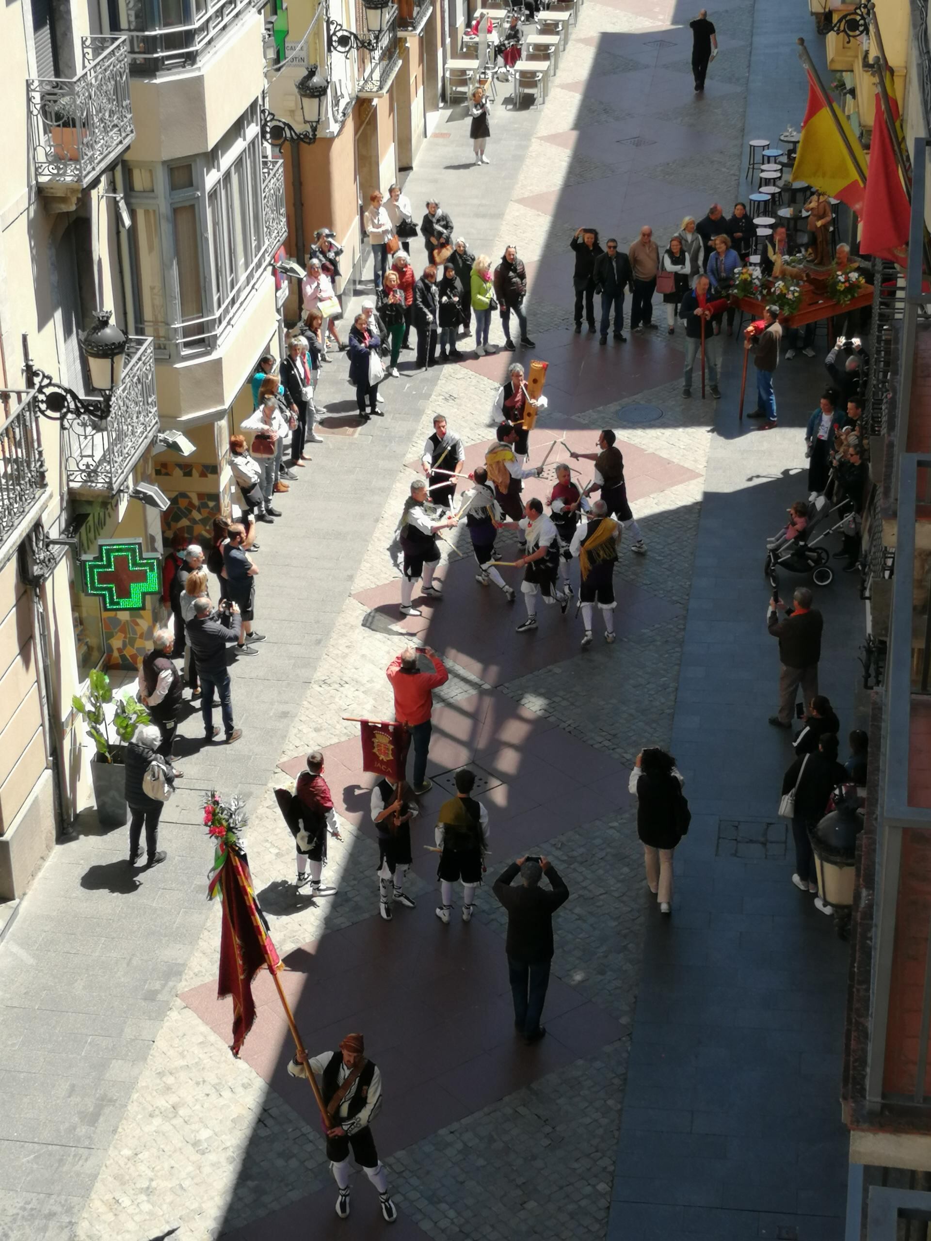 Paso de la procesión por la calle Mayor de Jaca