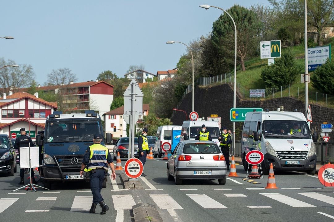 Controles en la frontera hispano-francesa de Behobia en la localidad guipuzcoana de Irún.