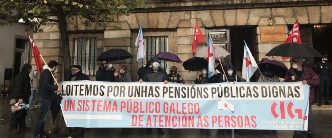 Pensionistas frente a la Subdelegación del Gobierno 